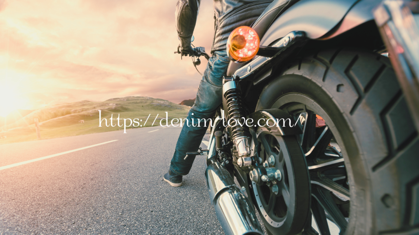 【デニムの豆知識】デニムとジーンズの違い（バイクに乗っている男性）